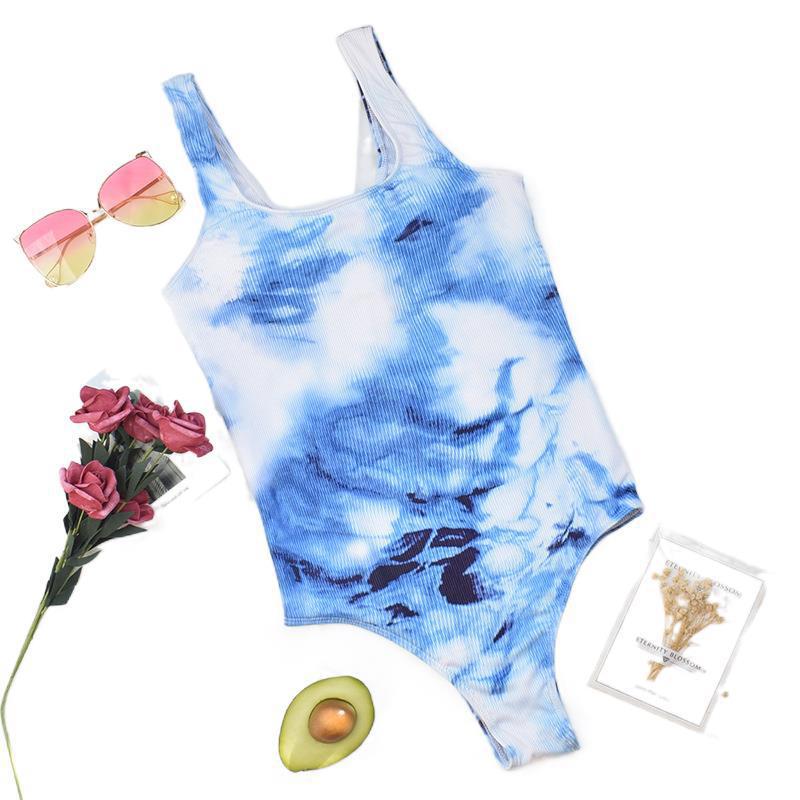 Damen Hochgeschnittener Badeanzug mit trendigem Tie-Dye-Design EB