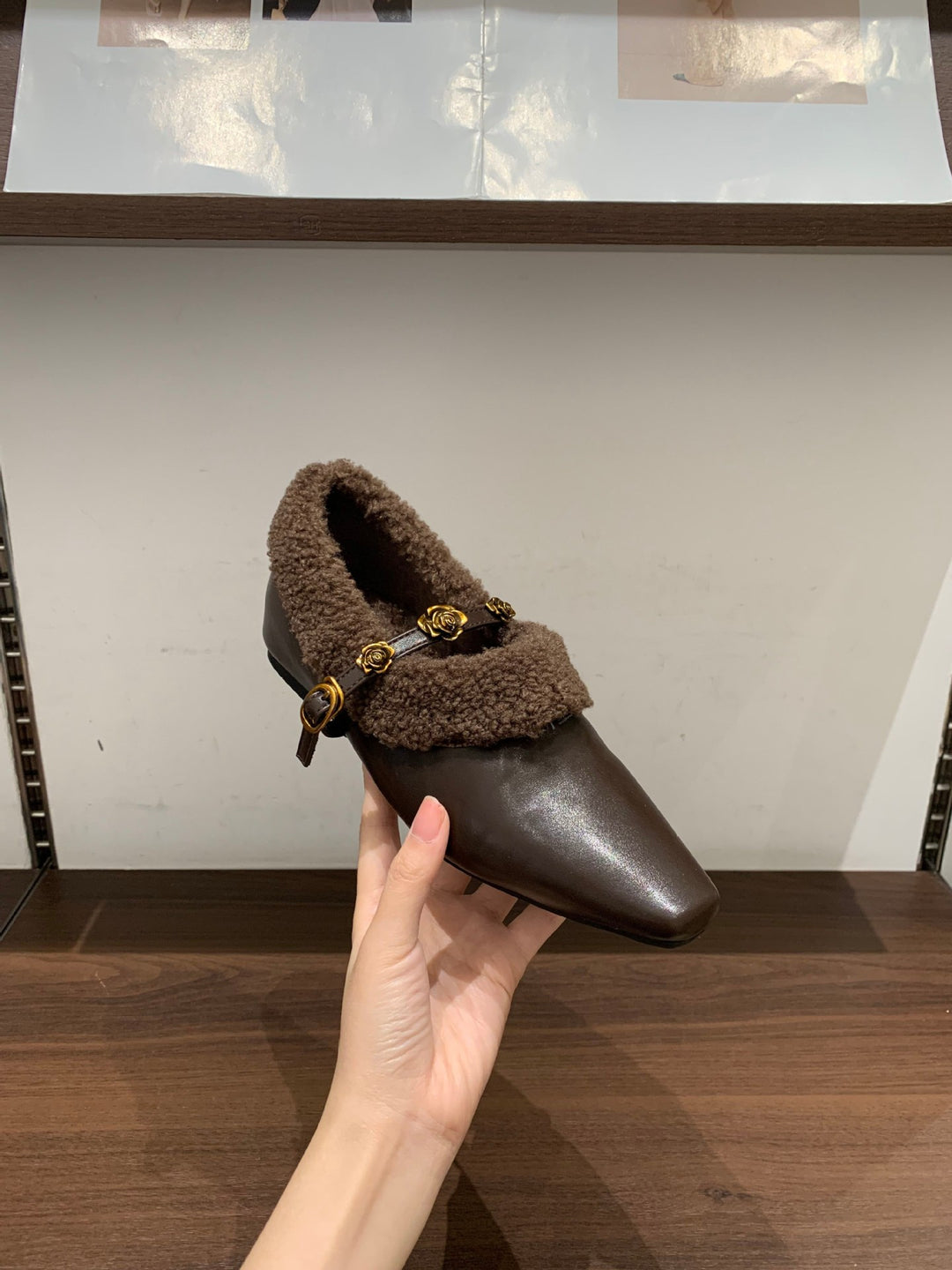 Damen elegante Slipper mit dekorativem Kunstfellkragen und goldenen Akzenten EB
