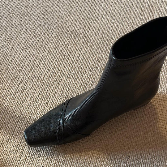 Damen Stiefeletten mit schmalem Schnitt und modischen Nähten EB