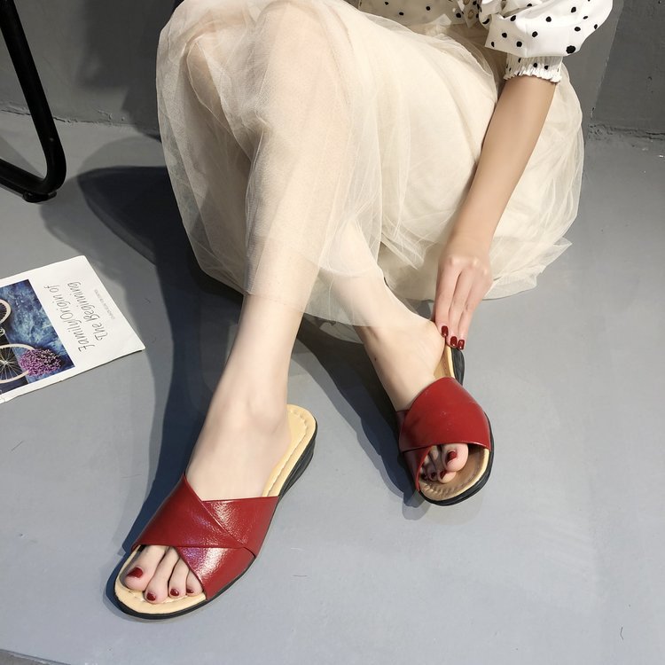 Damen nan komfortable Slipper-Pantolette mit gekreuzten Riemen und leichtem Keilabsatz EB