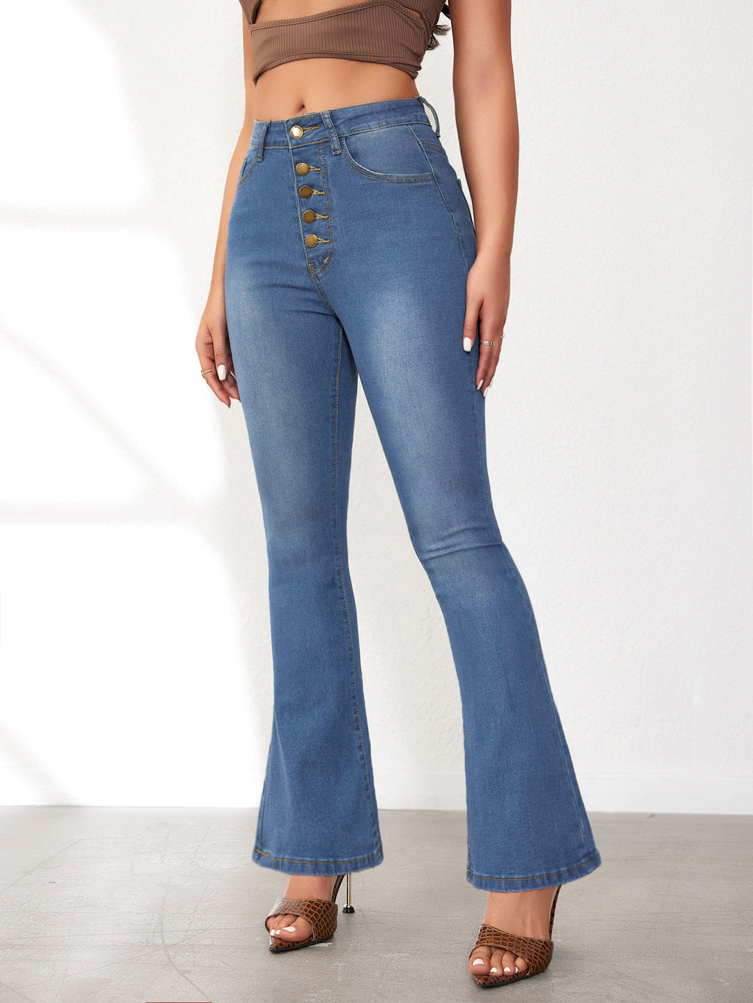 Damen Flared Jeans mit hohen Bund und modischen Knopfdetails EB