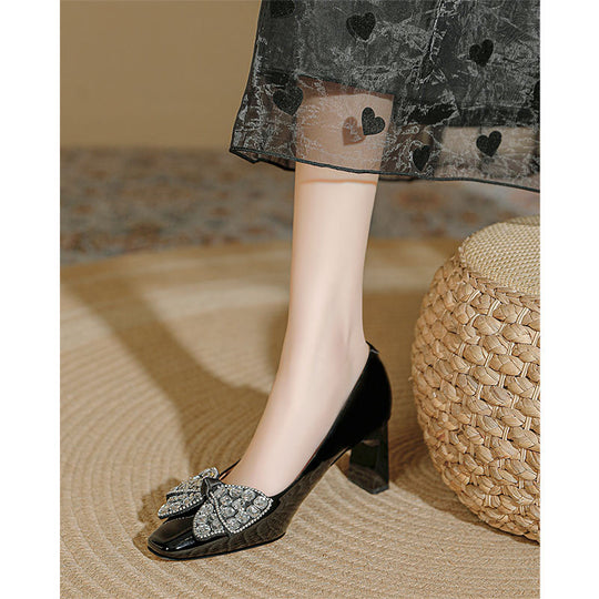 Damen Elegante Pumps mit glanzvollem Riemen und funkelndem Schleifenakzent EB