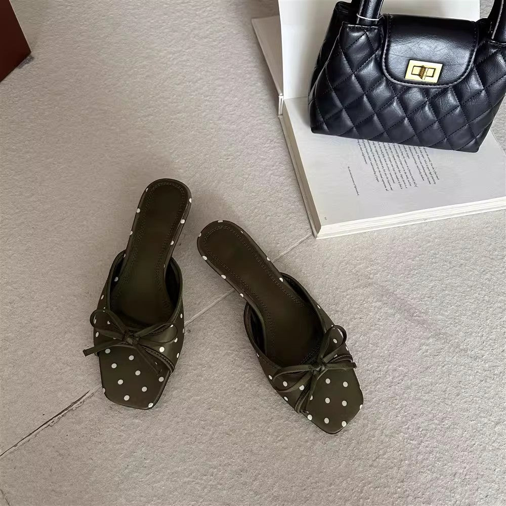 Damen Offene Mules mit dekorativen Punkten und schickem Schleifen-Detail EB