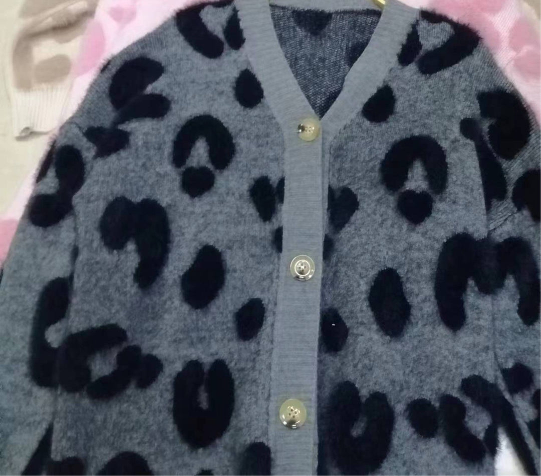 Damen Kuschelige Strickjacke mit herzförmigem Design und Knopfdetail EB