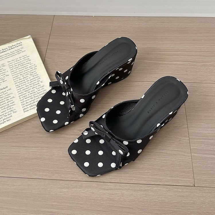 Damen elegante Mules mit gepunktetem Design und zartem Schleifenakzent EB