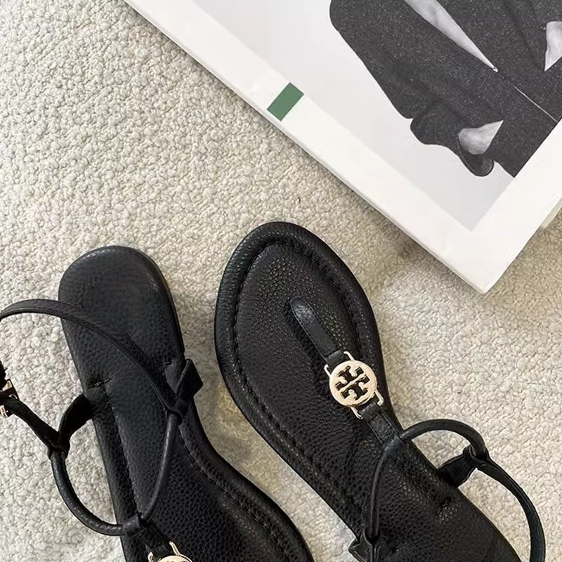 Damen elegante flache Riemchen-Sandalen mit Zehensteg und goldener Zierapplikation EB