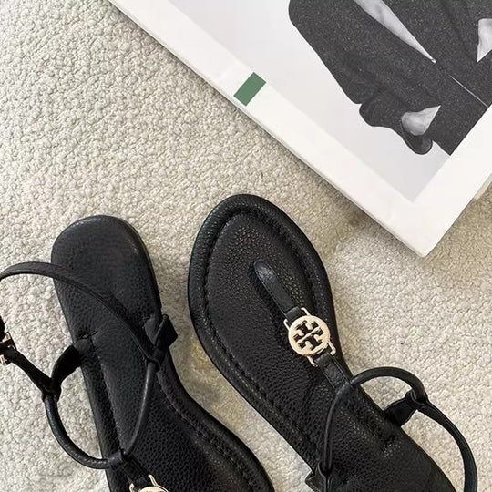 Damen elegante flache Riemchen-Sandalen mit Zehensteg und goldener Zierapplikation EB