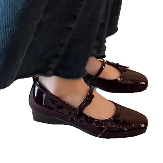 Damen Ballerina-Schuhe mit schimmernder Oberfläche und verspieltem Riemen EB