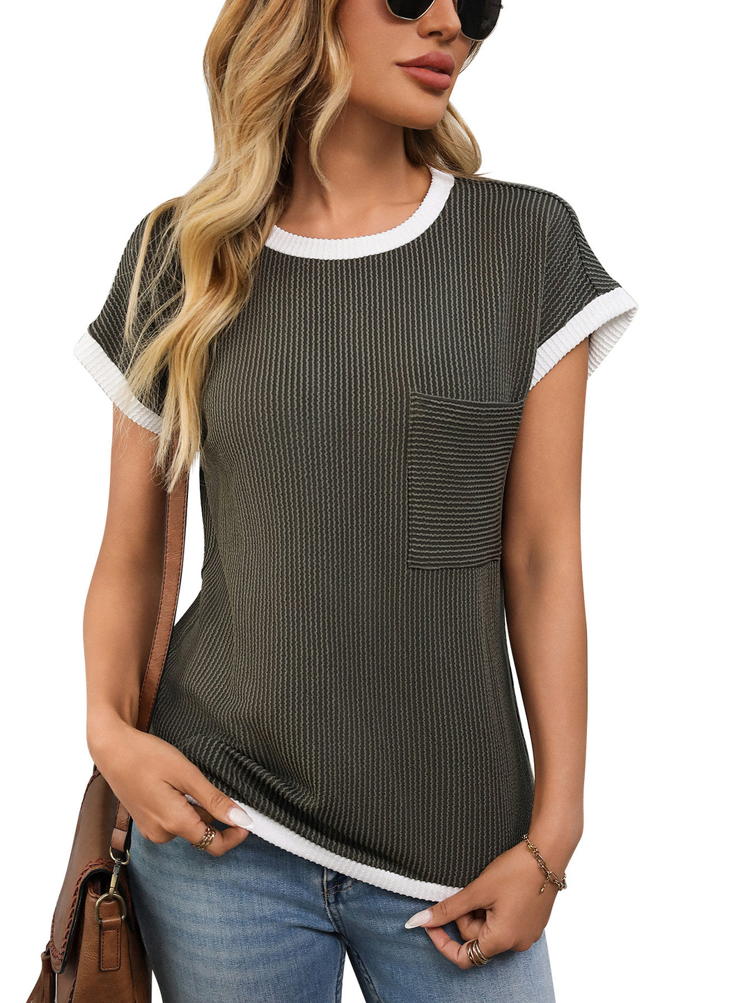 EB | Gestricktes kontrastierendes T-Shirt mit Rundhalsausschnitt
