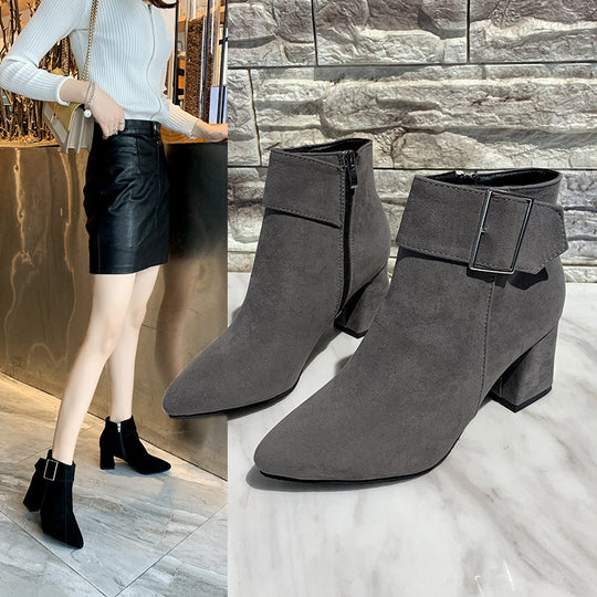 Damen nan elegante Wildlederoptik Stiefelette mit mittelhohem Blockabsatz und breitem Schnallenriemen EB