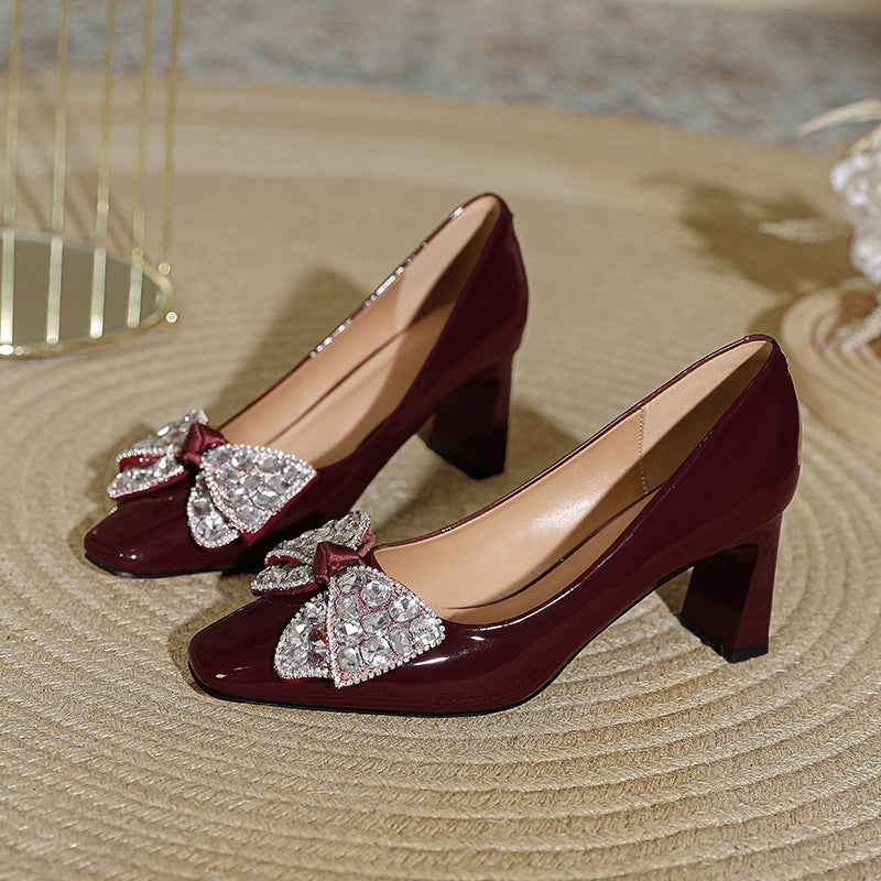 Damen Elegante Pumps mit glanzvollem Riemen und funkelndem Schleifenakzent EB