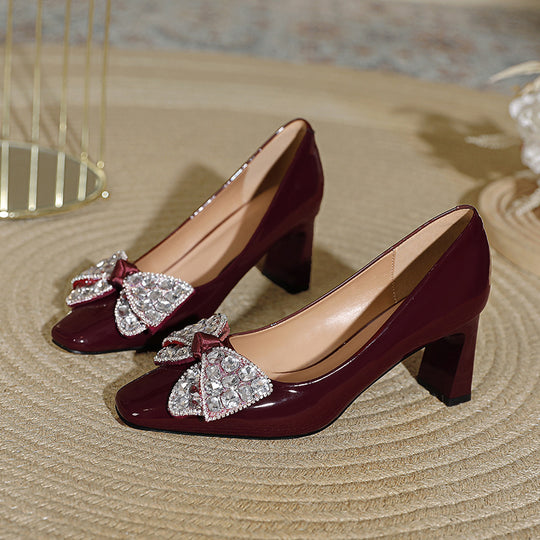 Damen Elegante Pumps mit glanzvollem Riemen und funkelndem Schleifenakzent EB