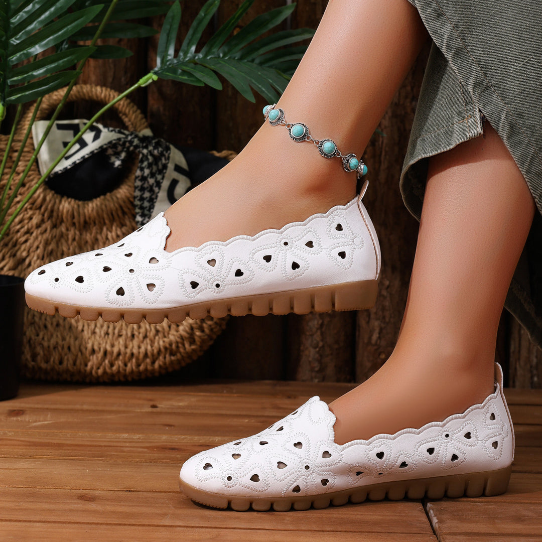 Damen Bequeme Slip-On Ballerinas mit floralem Cut-Out-Design EB