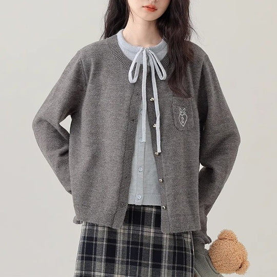Damen Strickjacke mit dekorativen Knöpfen und hochwertiger Stickerei EB