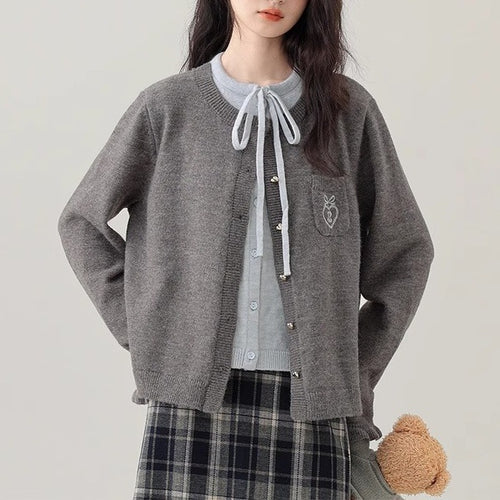 Damen Strickjacke mit dekorativen Knöpfen und hochwertiger Stickerei EB