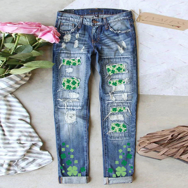 Damen Jeanshose mit fröhlichen Kleeblatt-Prints und modischen Destroyed-Details EB