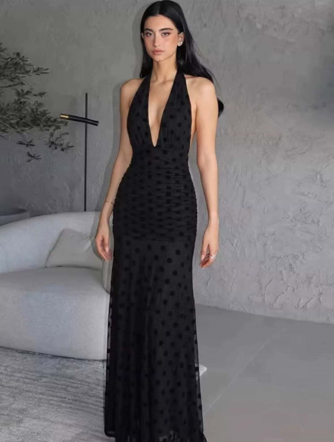 Damen Elegantes Maxikleid mit tiefem V-Ausschnitt und filigranen Rüschen EB