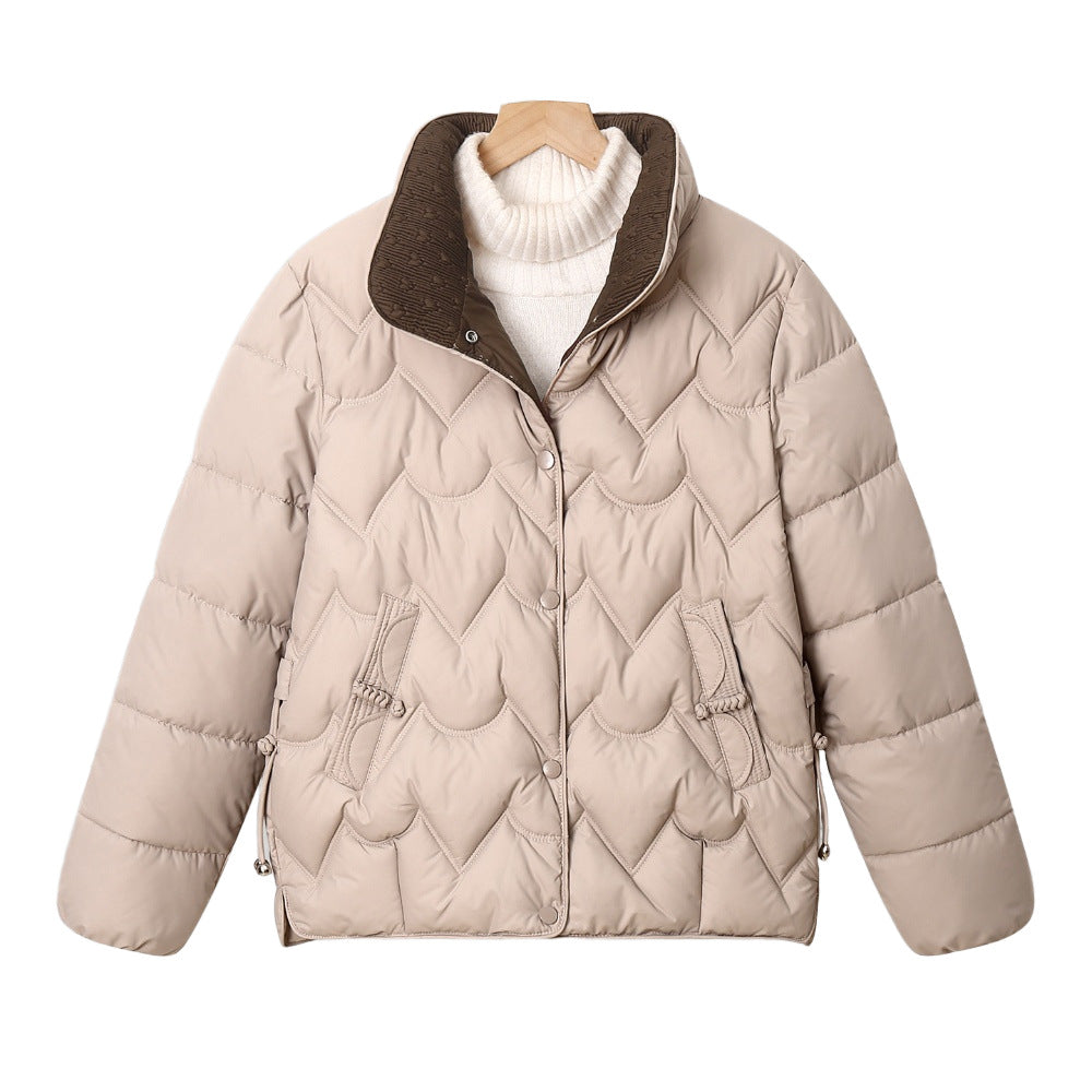 Damen nan kurze gesteppte Pufferjacke mit dekorativer Bogensteppung und Druckknopfblende EB