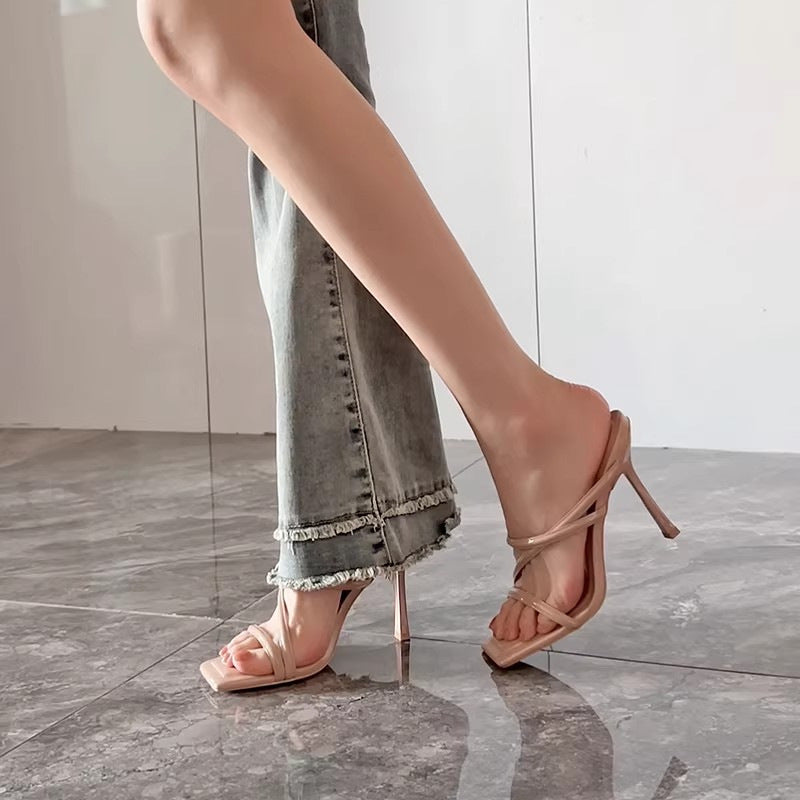 Damen elegante offene Mules mit kunstvollem Riemen-Design und stilechtem Absatz EB