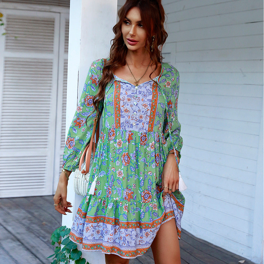 Damen nan Boho-Blumenminikleid mit V-Ausschnitt, Quastenbindegürtel und stufenweisem Volantrock EB