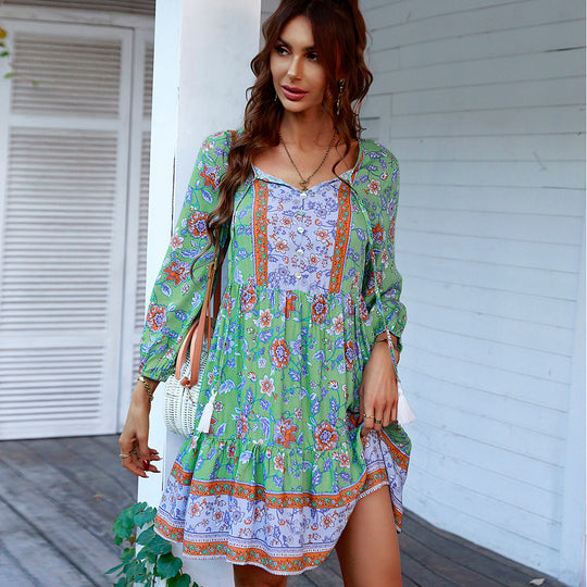Damen nan Boho-Blumenminikleid mit V-Ausschnitt, Quastenbindegürtel und stufenweisem Volantrock EB