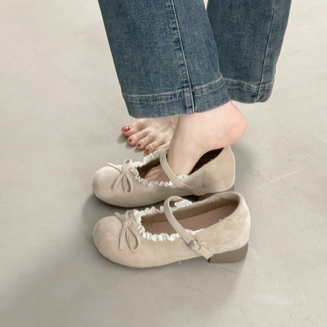Damen Ballerinas mit eleganter Rüschenkante und praktischem Riemen EB
