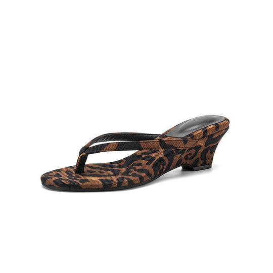 Damen Wedge-Pantoletten mit elegantem Leoprint und komfortablem Fußbett EB