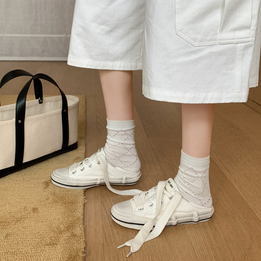 Damen Sneakers im klassischen Retro-Design mit trendigen Schnürdetails und bequemer Sohle EB