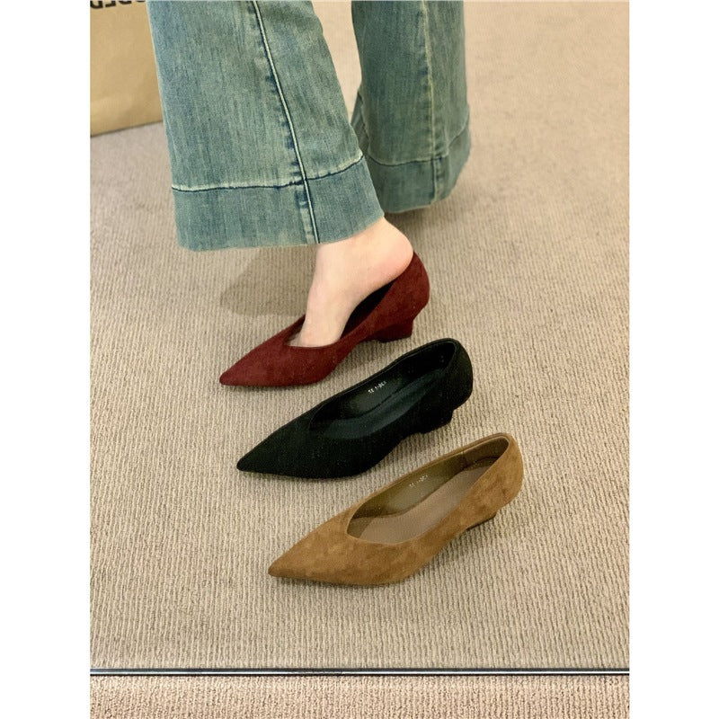 Damen elegante Pumps mit verspielt geschwungenem Design und Schleifenakzenten EB