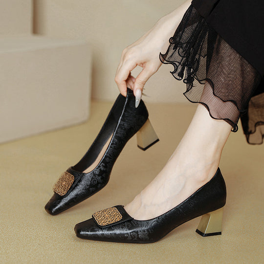 Damen elegante spitze Pumps mit funkelndem Schmuckdetail EB