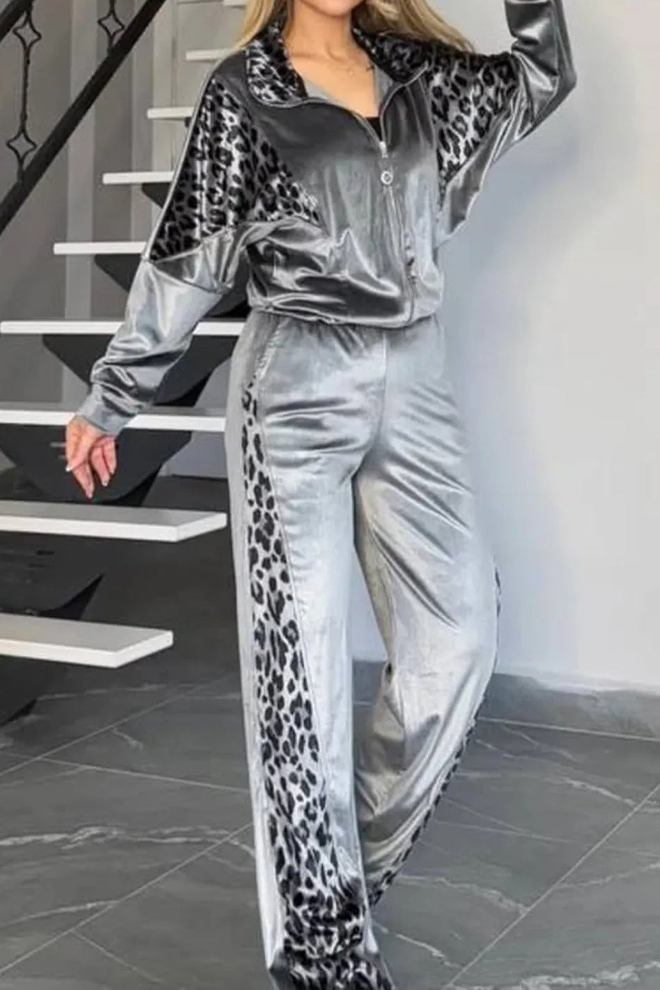 Damen Sportanzug mit modernem Animal-Print EB