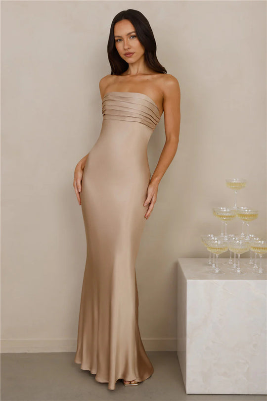 Damen Elegantes trägerloses Maxikleid mit schimmerndem Satin und figurbetontem Schnitt EB