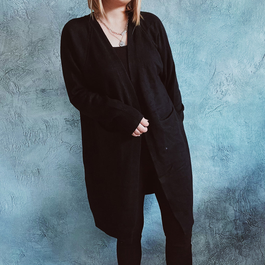 Damen lässige Strickjacke mit tiefem Schnitt und praktischen Taschen EB