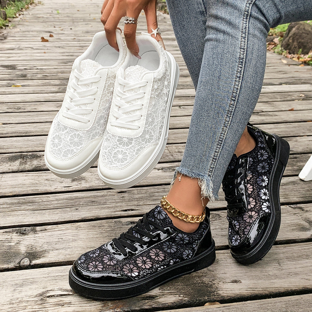 Damen Sneaker mit floralem Spitzen-Design und glänzender Oberflächenstruktur EB