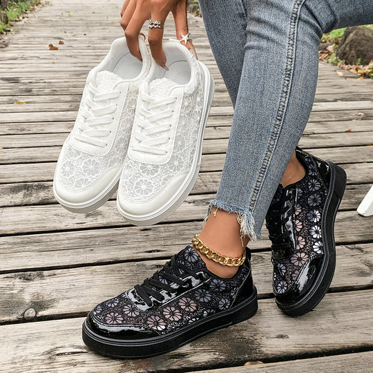 Damen Sneaker mit floralem Spitzen-Design und glänzender Oberflächenstruktur EB