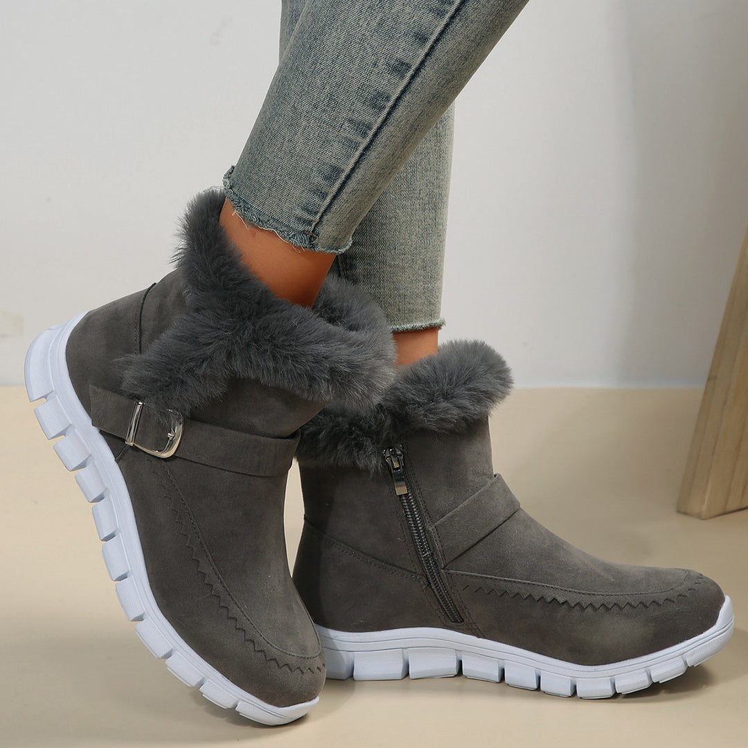 Damen nan gefütterte Kurzstiefel mit Kunstfellbesatz, Velourslederoptik, seitlichem Reißverschluss, dekorativer Metallschnalle und profilierter Lightweight-Sohle EB