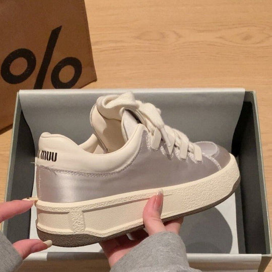Damen Sneaker mit weichem Satin-Obermaterial und praktischer Schnürung EB