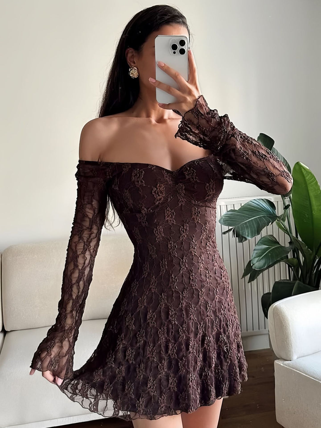Damen Spitzenkleid mit langen Ärmeln und transparentem Detail EB