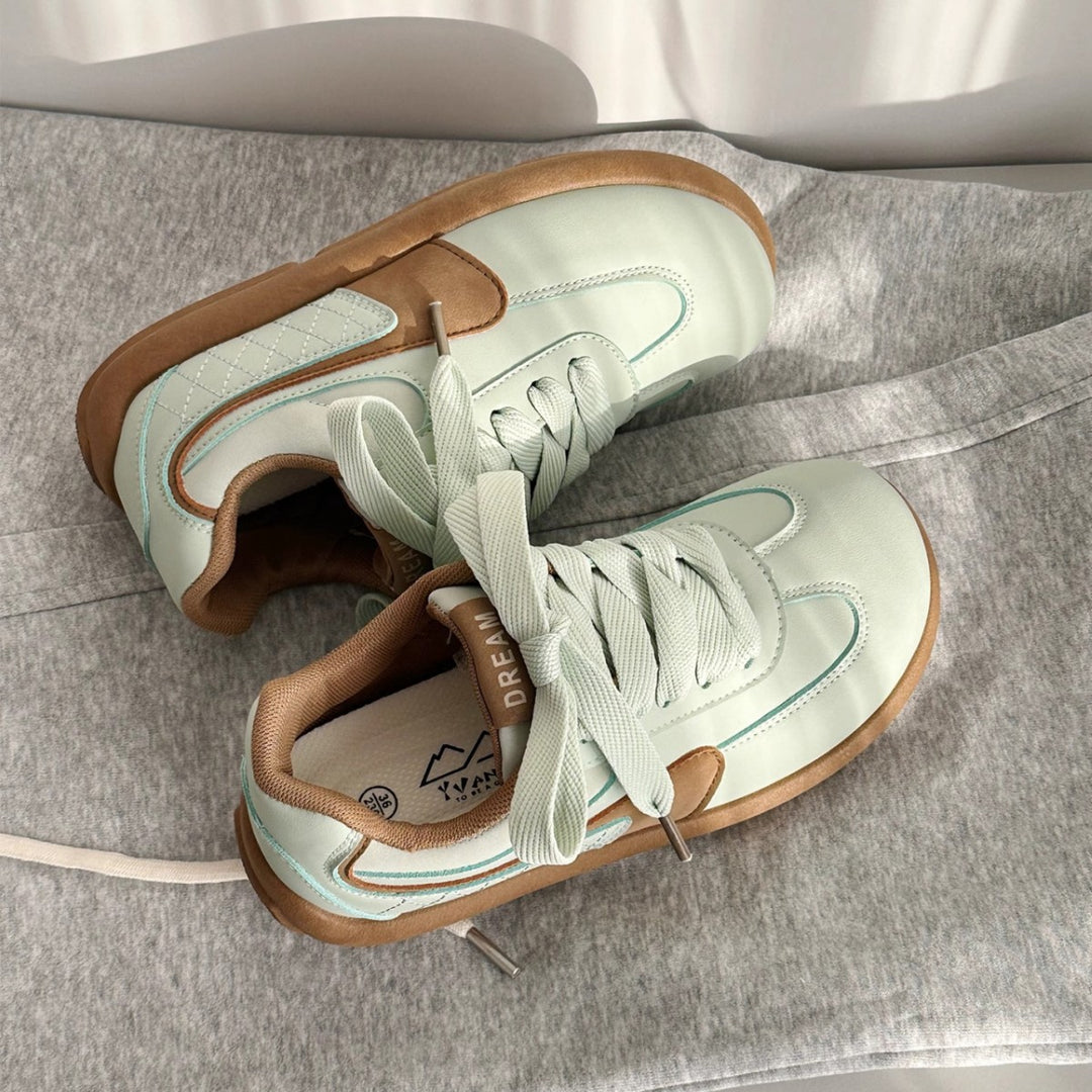 Damen Sneaker mit modischen Akzenten und rutschfester Sohle EB