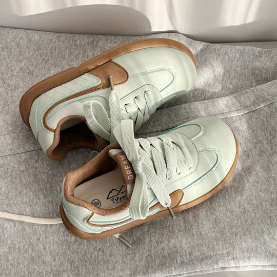 Damen Sneaker mit modischen Akzenten und rutschfester Sohle EB