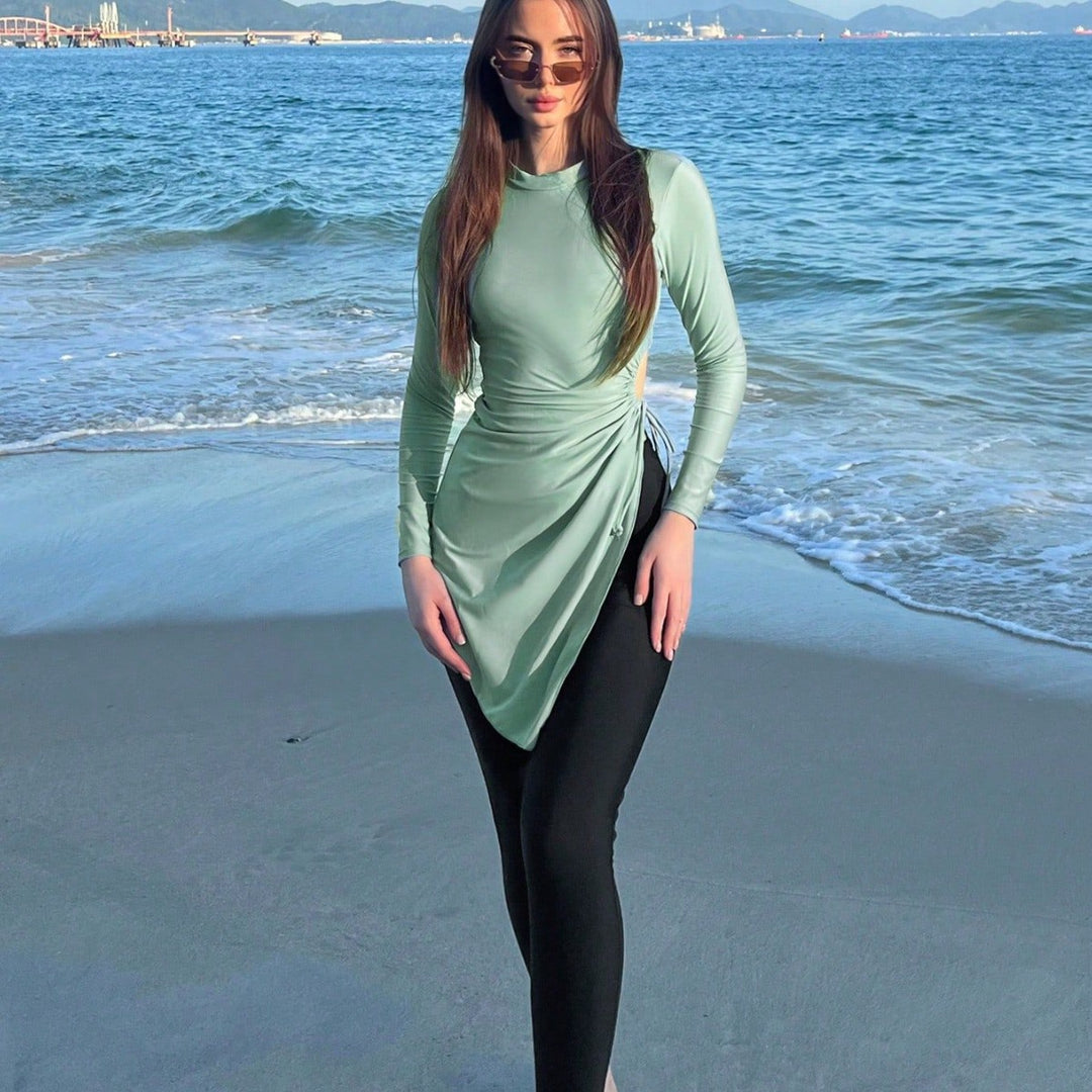 Damen modisches Strandoutfit mit längerem Oberteil EB