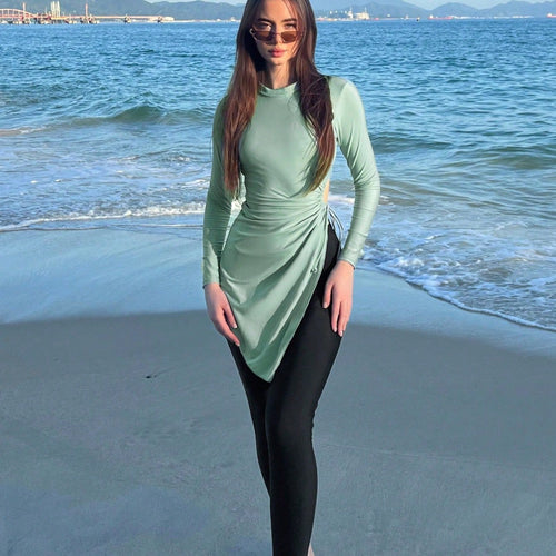Damen modisches Strandoutfit mit längerem Oberteil EB