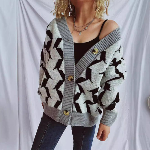 Damen Grobstrickjacke mit grafischem Muster und hochwertigen Knopfdetails EB