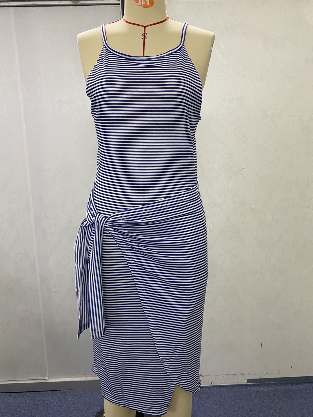 Damen Wickelkleid mit auffälligem Streifenmuster und taillierter Silhouette EB