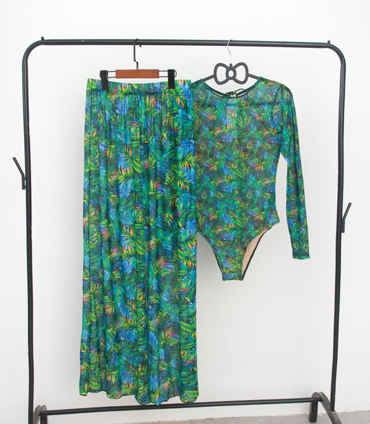 Damen modisches Badeoutfit mit langärmeligen Oberteil und lässigen Pants EB