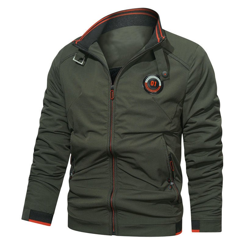 Herren Casual Zip‑Sweatjacke mit Stehkragen, Reißverschlusstaschen und Badge‑Detail EB