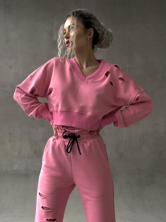 Damen kurzgeschnittenes Sweat-Set mit V-Ausschnitt, Rüschenbund Highwaist Jogginghose und Distressed-Details Eichborn Berlin