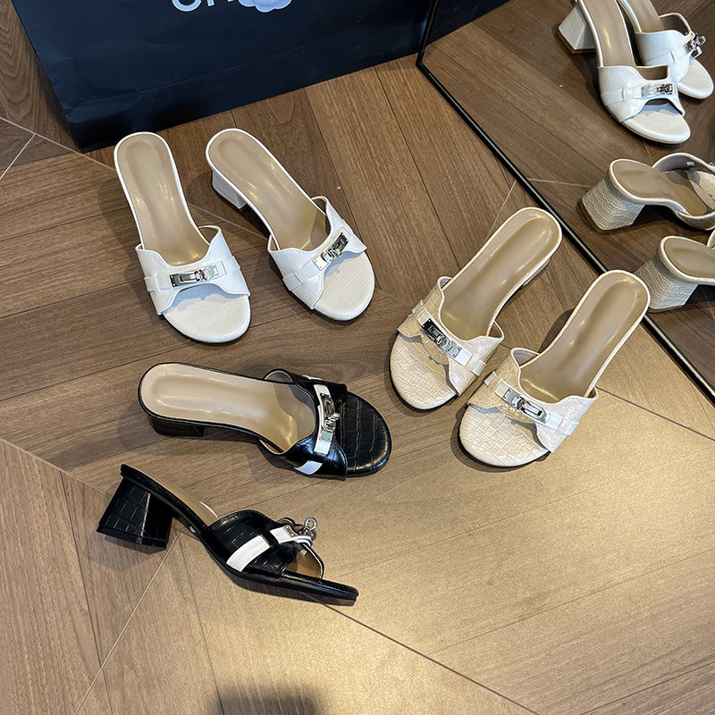 Damen Modische Sandalen mit elegantem Kettendetail und hohem Blockabsatz EB