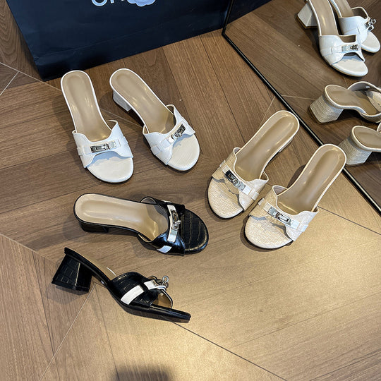 Damen Modische Sandalen mit elegantem Kettendetail und hohem Blockabsatz EB
