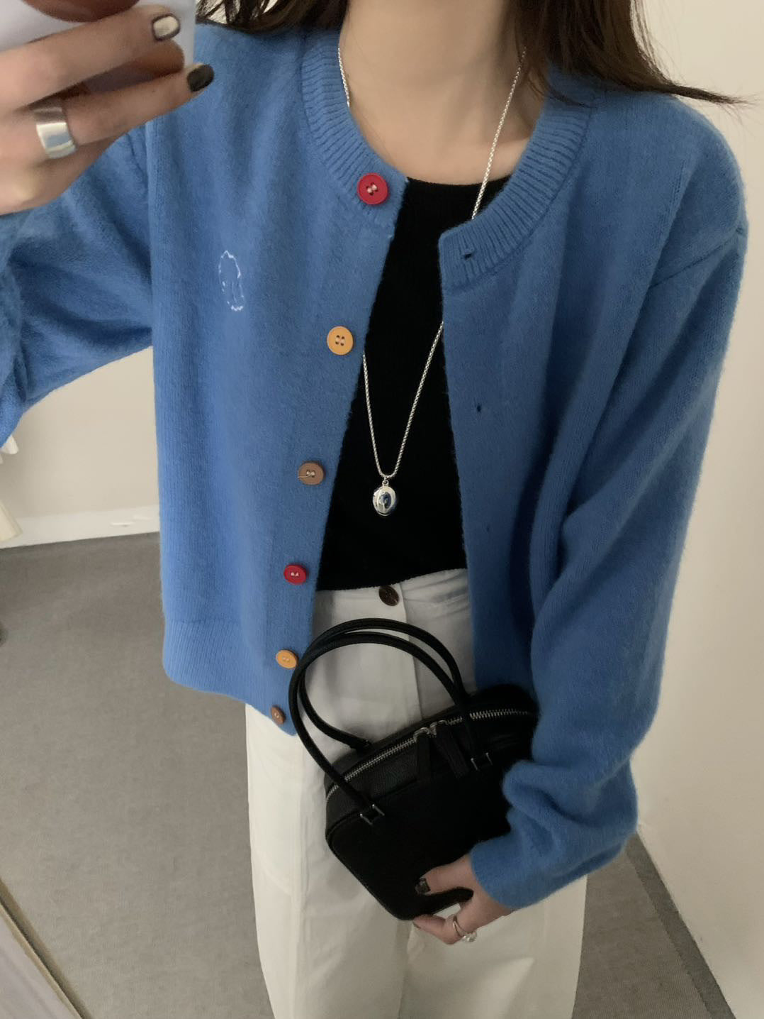 Damen kuschelige Strickjacke mit knöpfbarem Ausschnitt und gesticktem Motiv EB